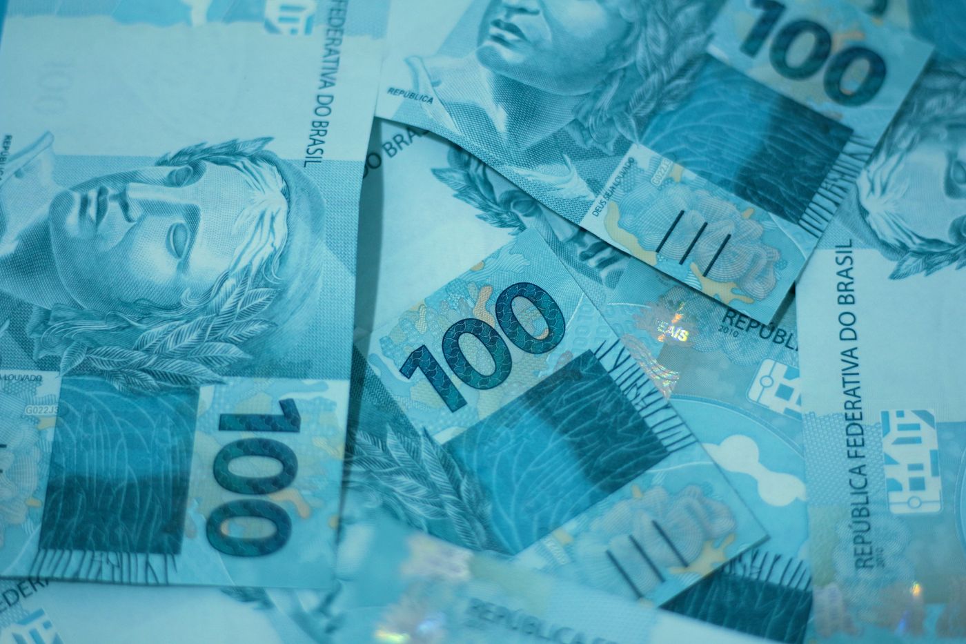 Notas de cem reais, representando a renda do Educador Financeiro